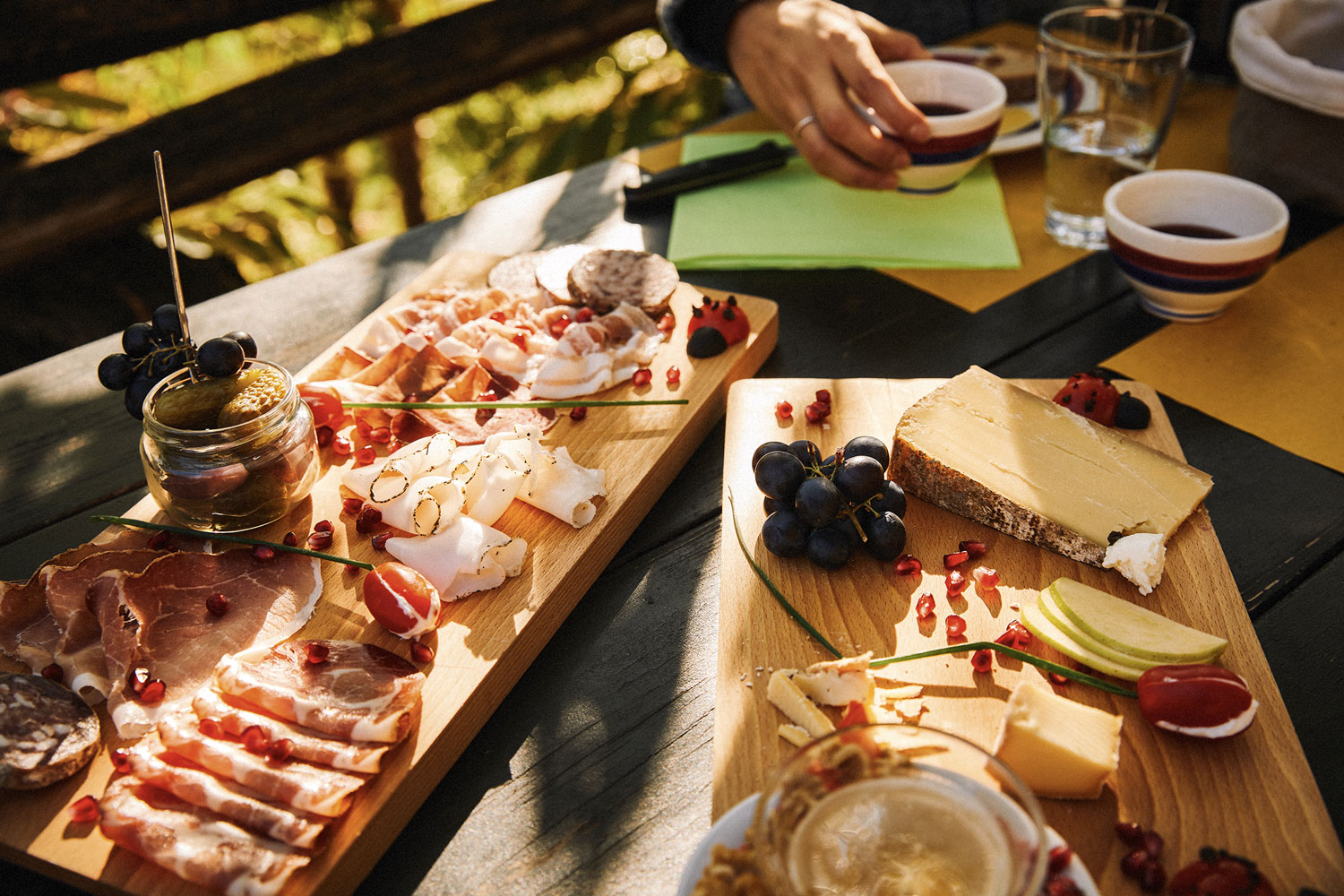 Angerichtete Platten mit regionalen Fleisch- und Käsespezialitäten